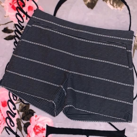 Size 4 LOFT Cotton Navy Patterned Shorts - Picture 1 of 14